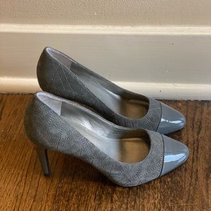 NWOT! Tahari suede pumps